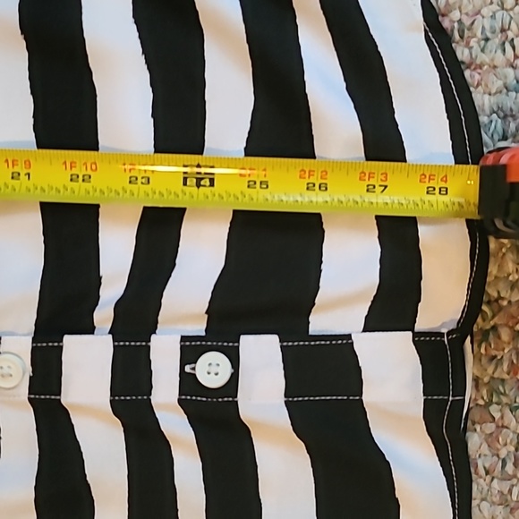 LIZ CLAIBORNE WOMEN'S SLEEVELESS BLACK AND WHITE "ZEBRA" BUTTON TOP SIZE LARGE - Picture 15 of 15